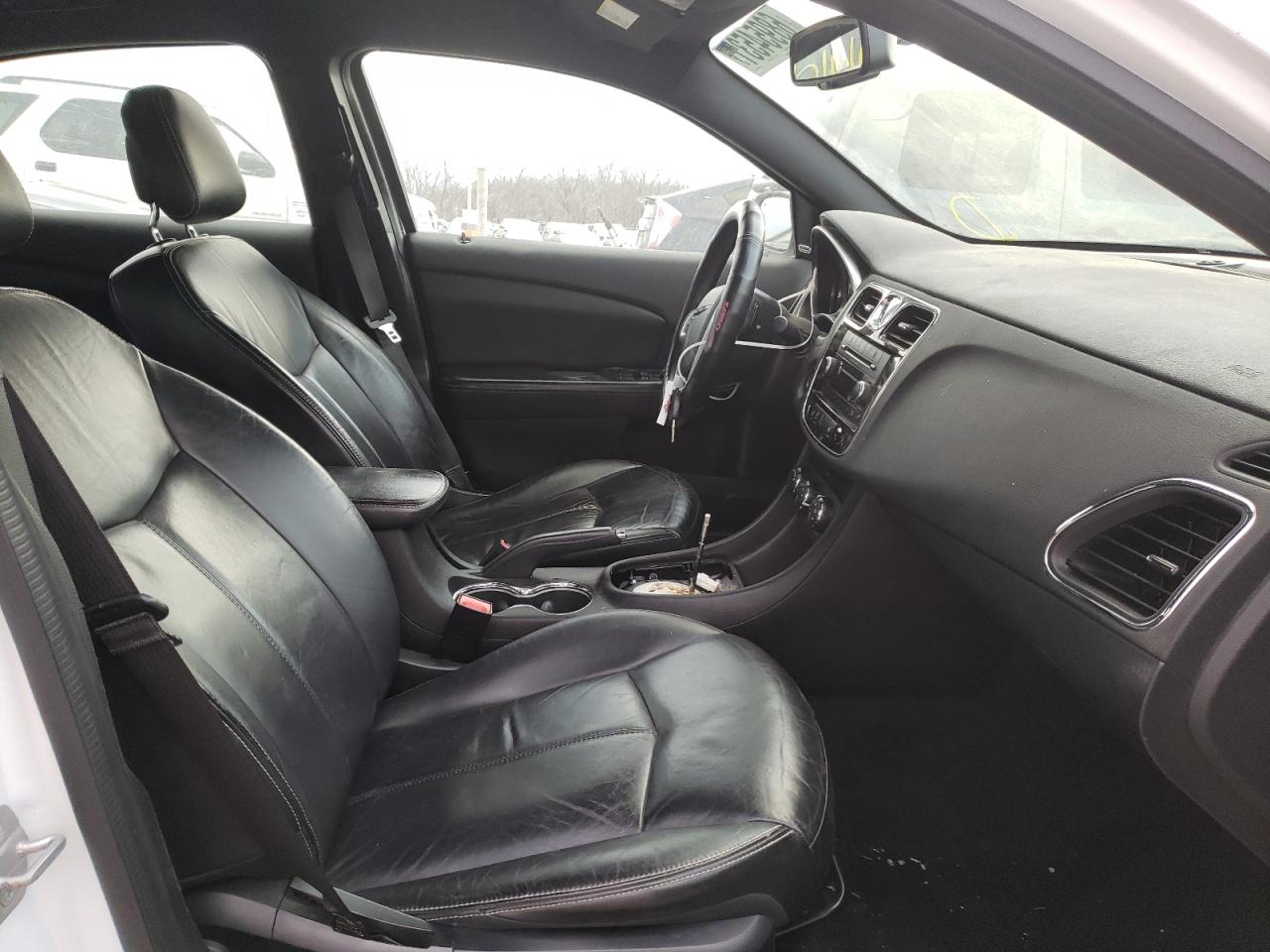 Photo 5 from auction – 2013 CHRYSLER 200 LIMITE with VIN 1C3CCBCG4DN747168