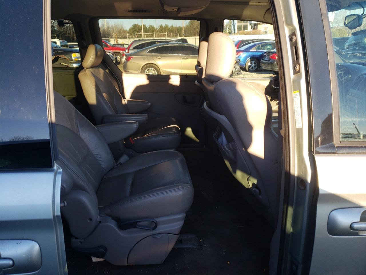 Photo 6 from auction – 2003 CHRYSLER TOWN & COU with VIN 2C8GT64L63R208499