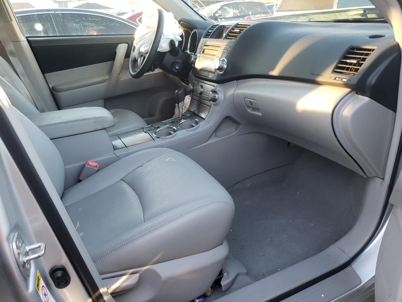 Photo 5 from auction – 2010 TOYOTA HIGHLANDER with VIN 5TDBK3EH6AS025616