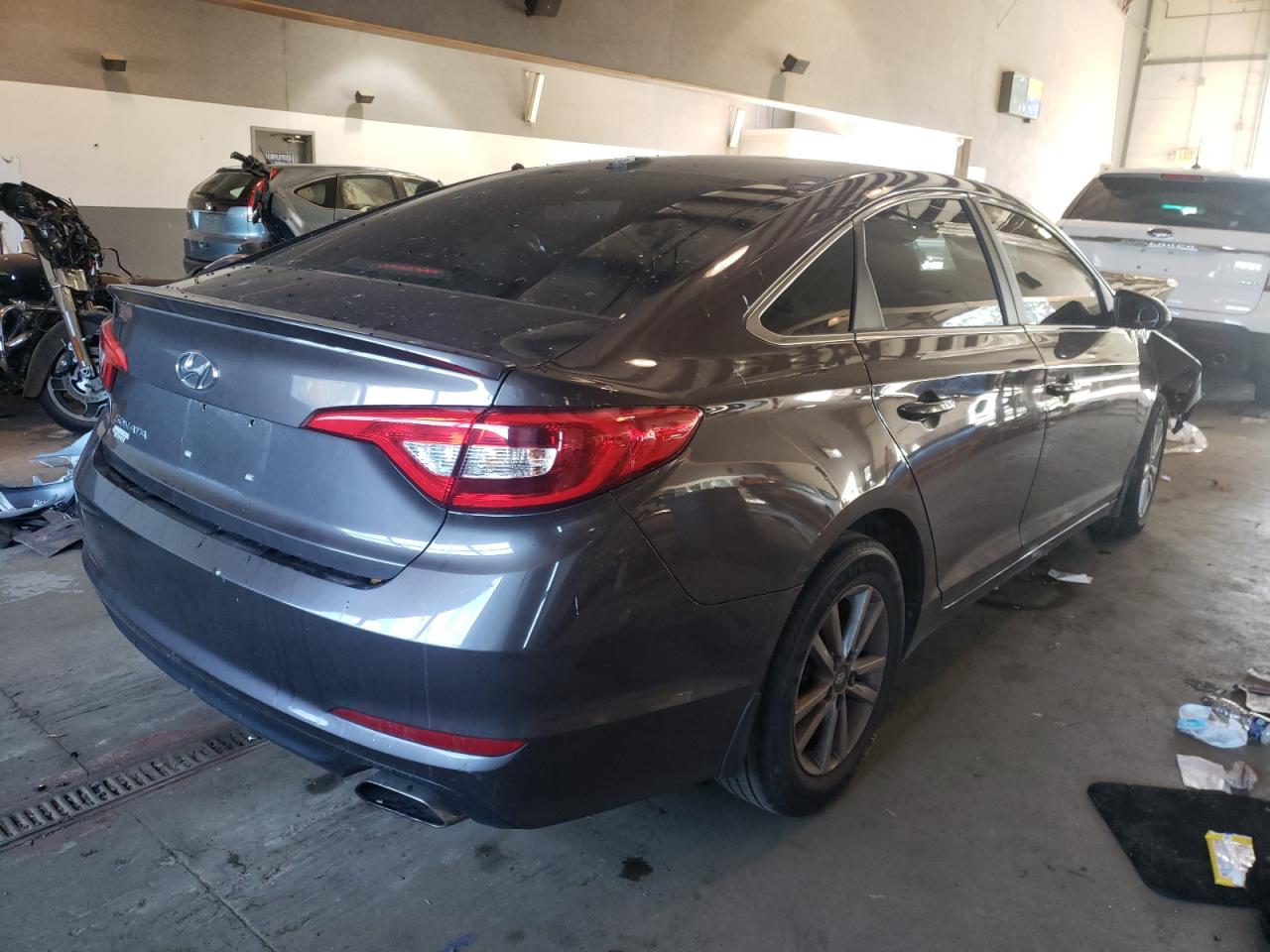 Photo 4 from auction – 2017 HYUNDAI SONATA SE with VIN 5NPE24AF2HH463959