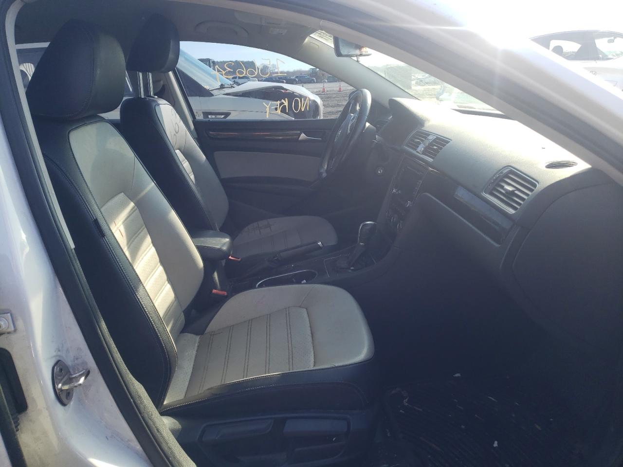 Photo 5 from auction – 2015 VOLKSWAGEN PASSAT SE with VIN 1VWBT7A32FC029831