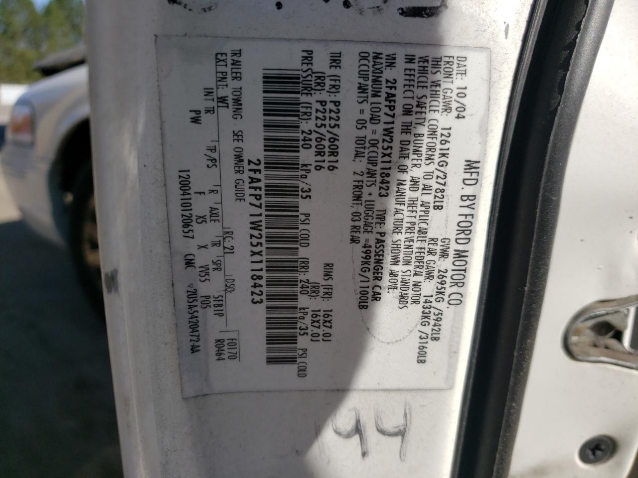 Photo 10 from auction – 2005 FORD CROWN VICT with VIN 2FAFP71W25X118423