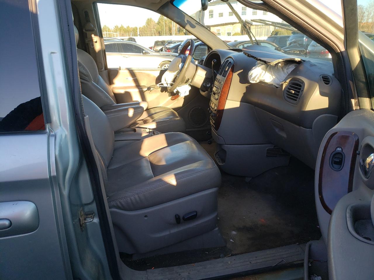 Photo 5 from auction – 2003 CHRYSLER TOWN & COU with VIN 2C8GT64L63R208499