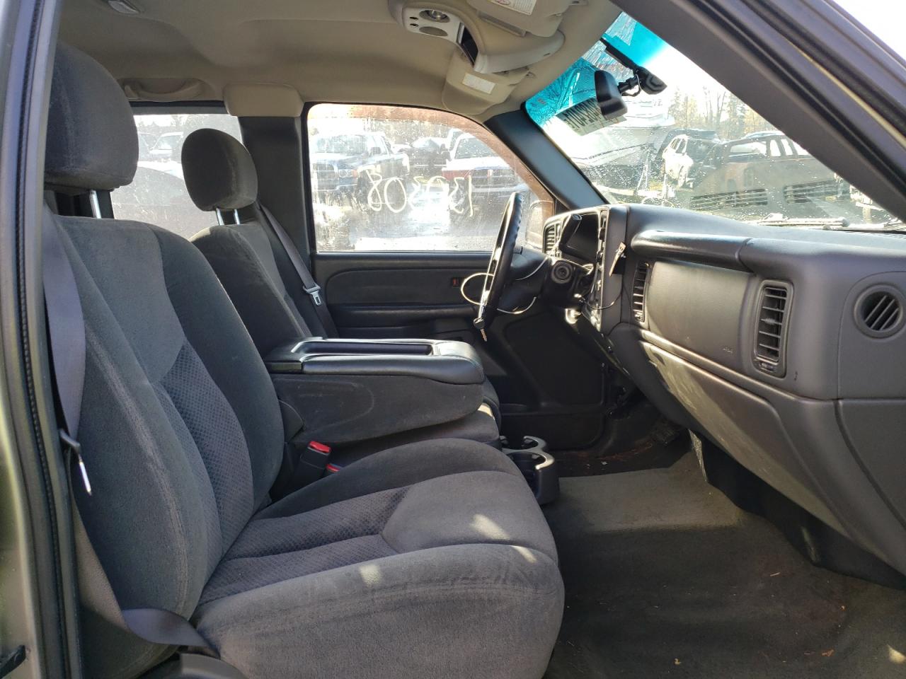 Photo 5 from auction – 2003 CHEVROLET SILVERADO with VIN 1GCHK29UX3E106185