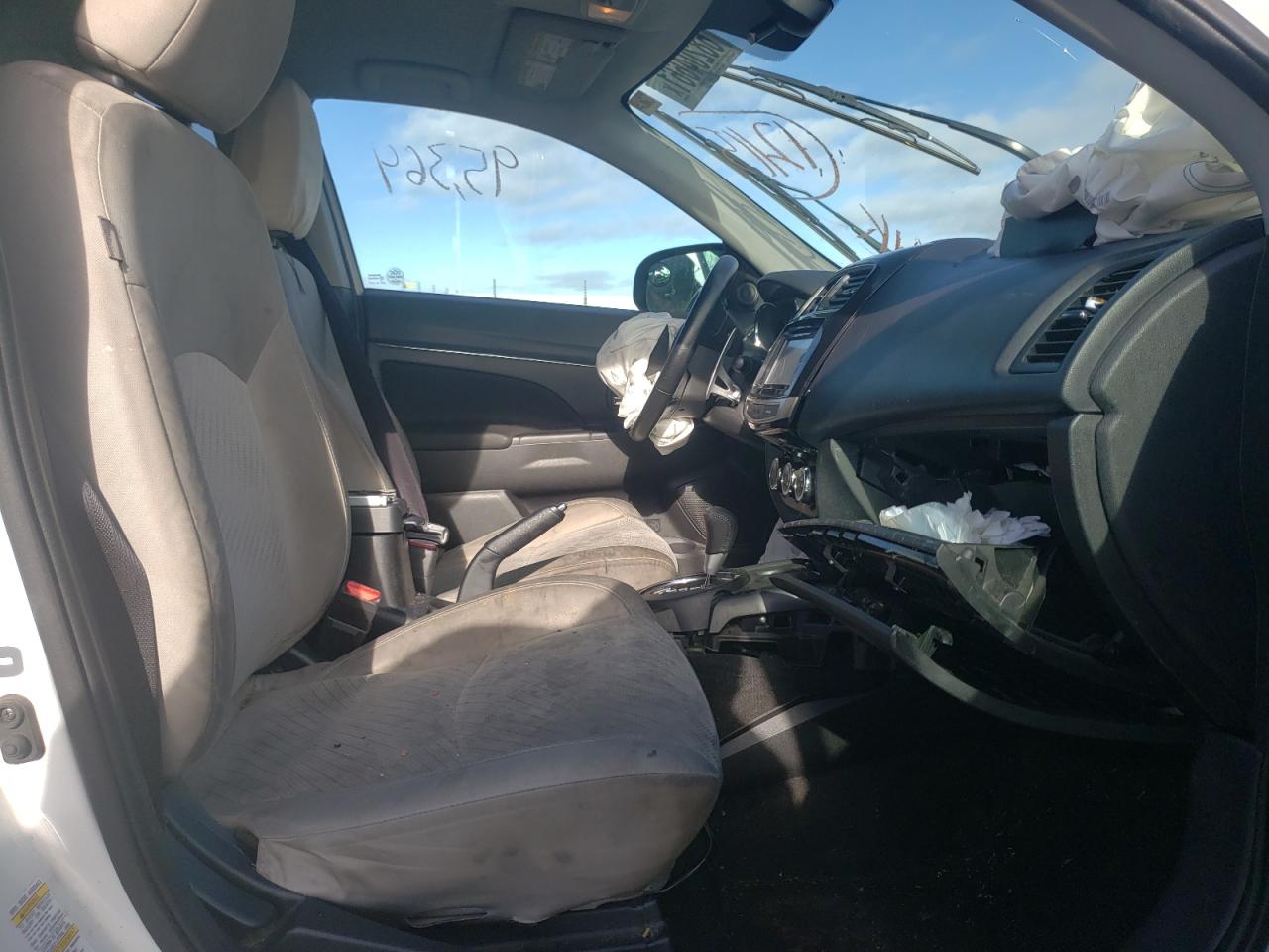 Photo 5 from auction – 2015 MITSUBISHI OUTLANDER with VIN 4A4AP4AW1FE037704