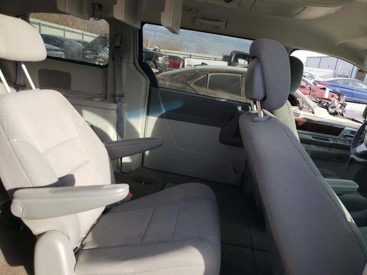 Photo 6 from auction – 2010 CHRYSLER TOWN & COU with VIN 2A4RR5D13AR306740