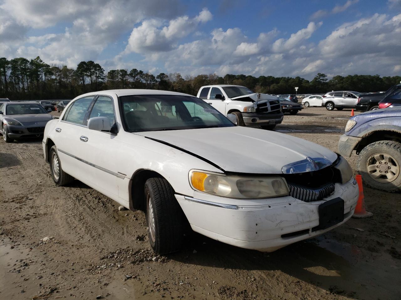 LINCOLN TOWN CAR E 2000 with VIN 1LNHM81W7YY806130 - Photo from auction