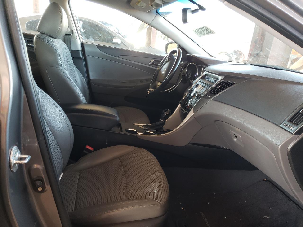 Photo 5 from auction – 2011 HYUNDAI SONATA SE with VIN 5NPEC4ACXBH122013