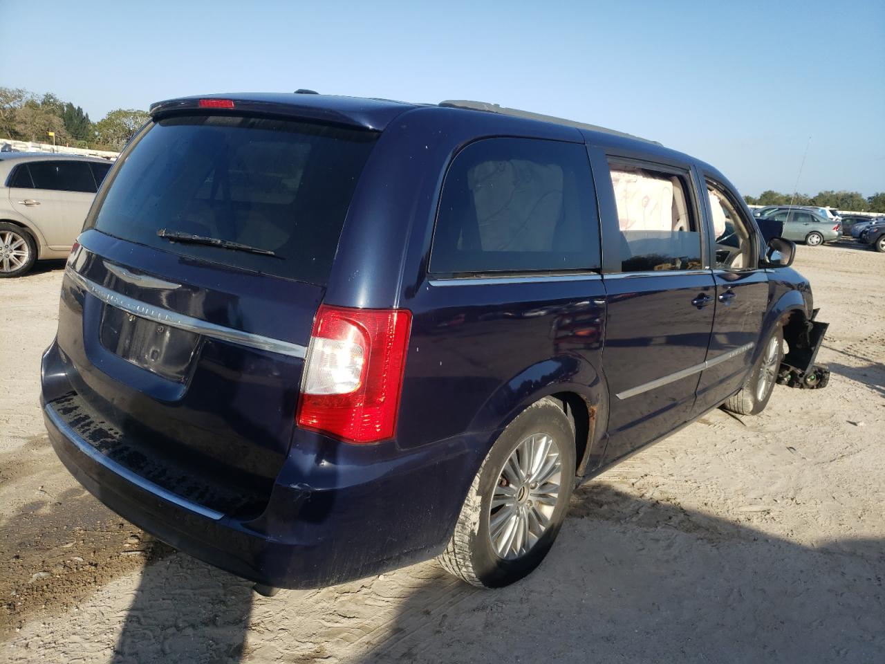 Photo 4 from auction – 2013 CHRYSLER TOWN & COU with VIN 2C4RC1CG5DR708107