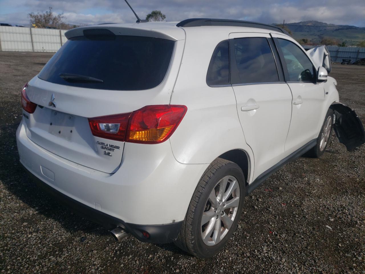 Photo 4 from auction – 2015 MITSUBISHI OUTLANDER with VIN 4A4AP4AW1FE037704