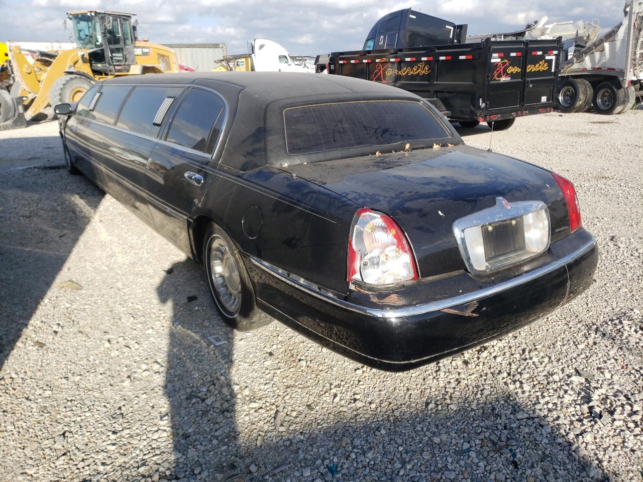 Photo 3 from auction – 2001 LINCOLN TOWN CAR E with VIN 1L1FM81W21Y668351