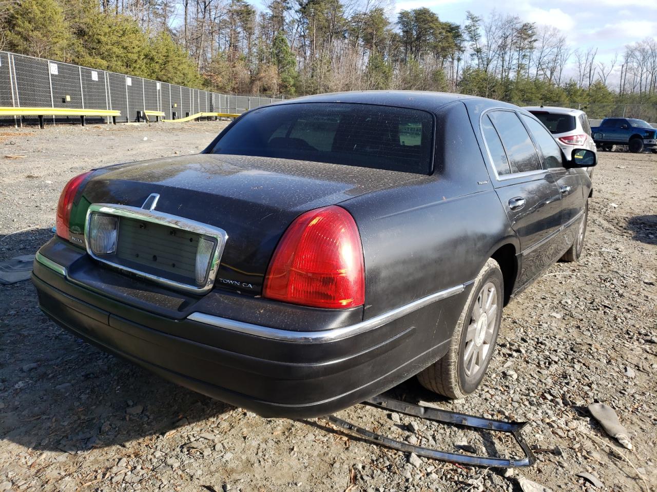Photo 4 from auction – 2005 LINCOLN TOWN CAR E with VIN 1LNHM84W05Y664940