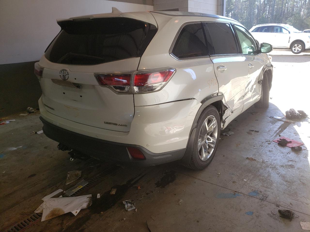 Photo 4 from auction – 2015 TOYOTA HIGHLANDER with VIN 5TDDKRFH2FS104069