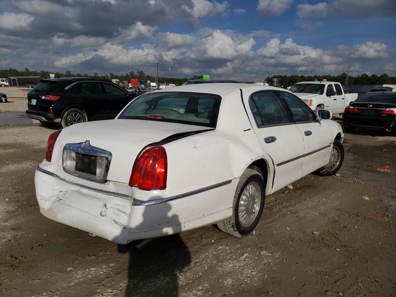 Photo 4 from auction – 2000 LINCOLN TOWN CAR E with VIN 1LNHM81W7YY806130