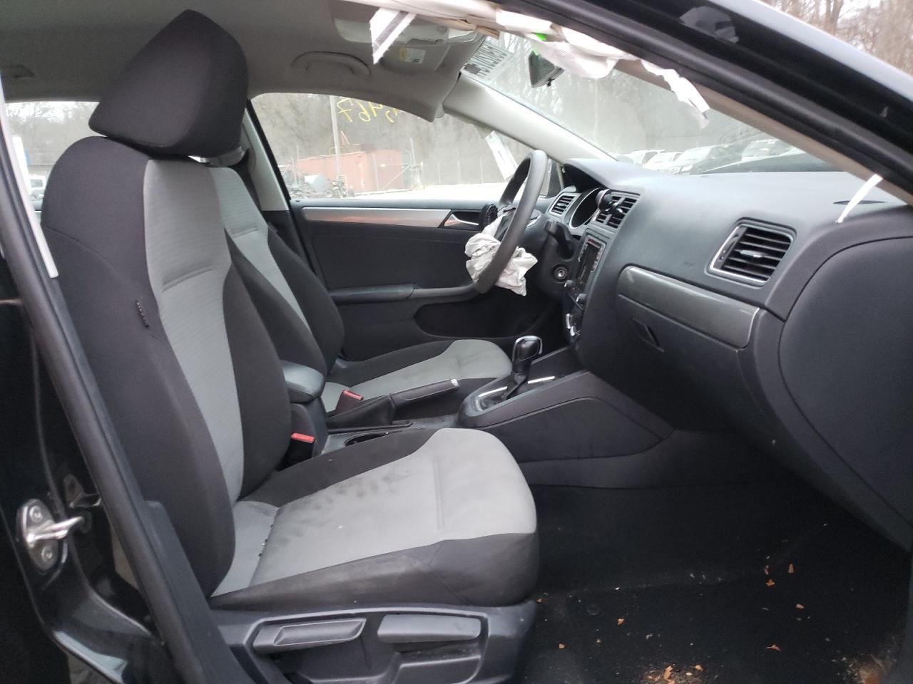 Photo 5 from auction – 2017 VOLKSWAGEN JETTA S with VIN 3VW2B7AJ5HM213017