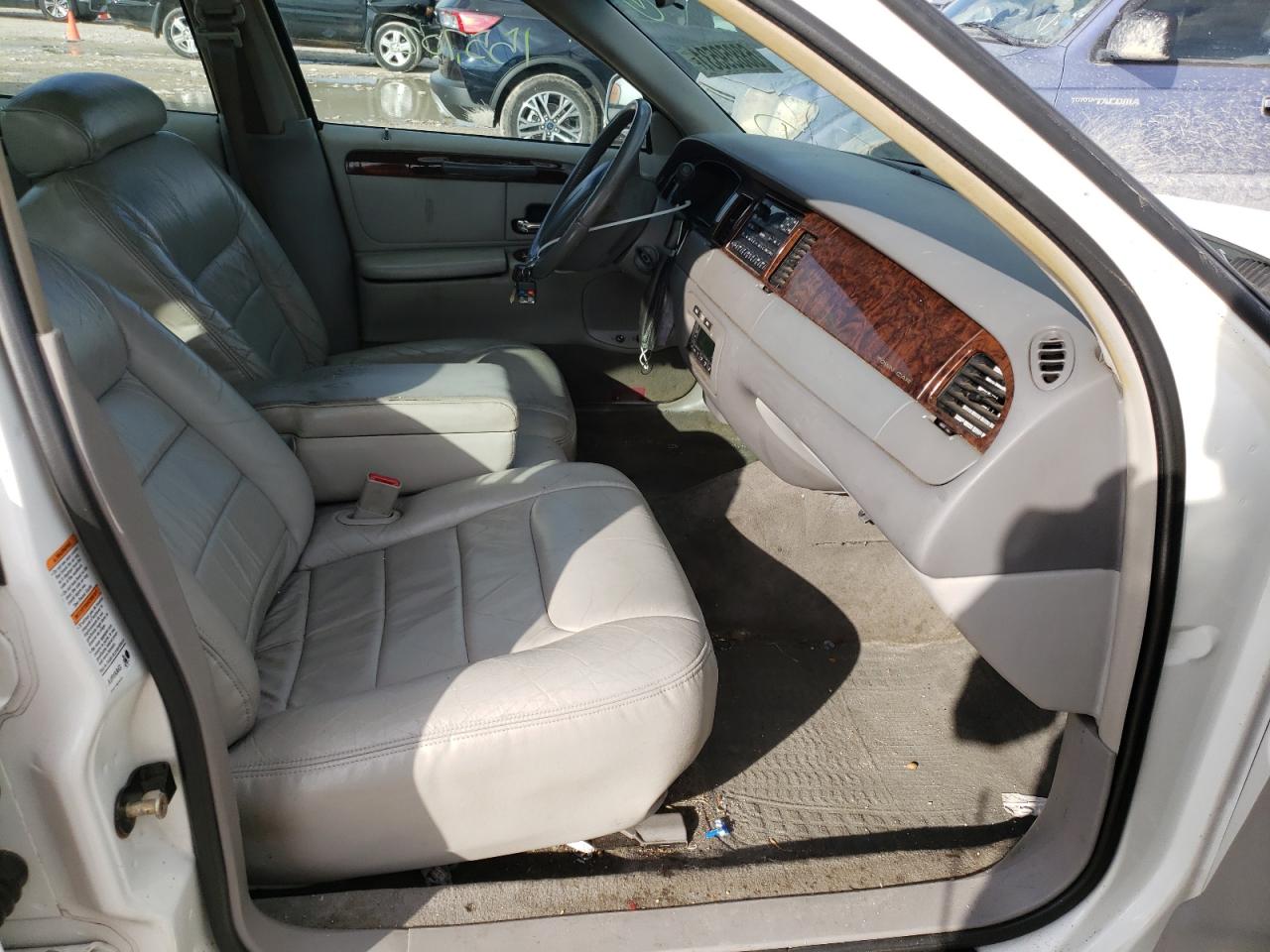 Photo 5 from auction – 2000 LINCOLN TOWN CAR E with VIN 1LNHM81W7YY806130