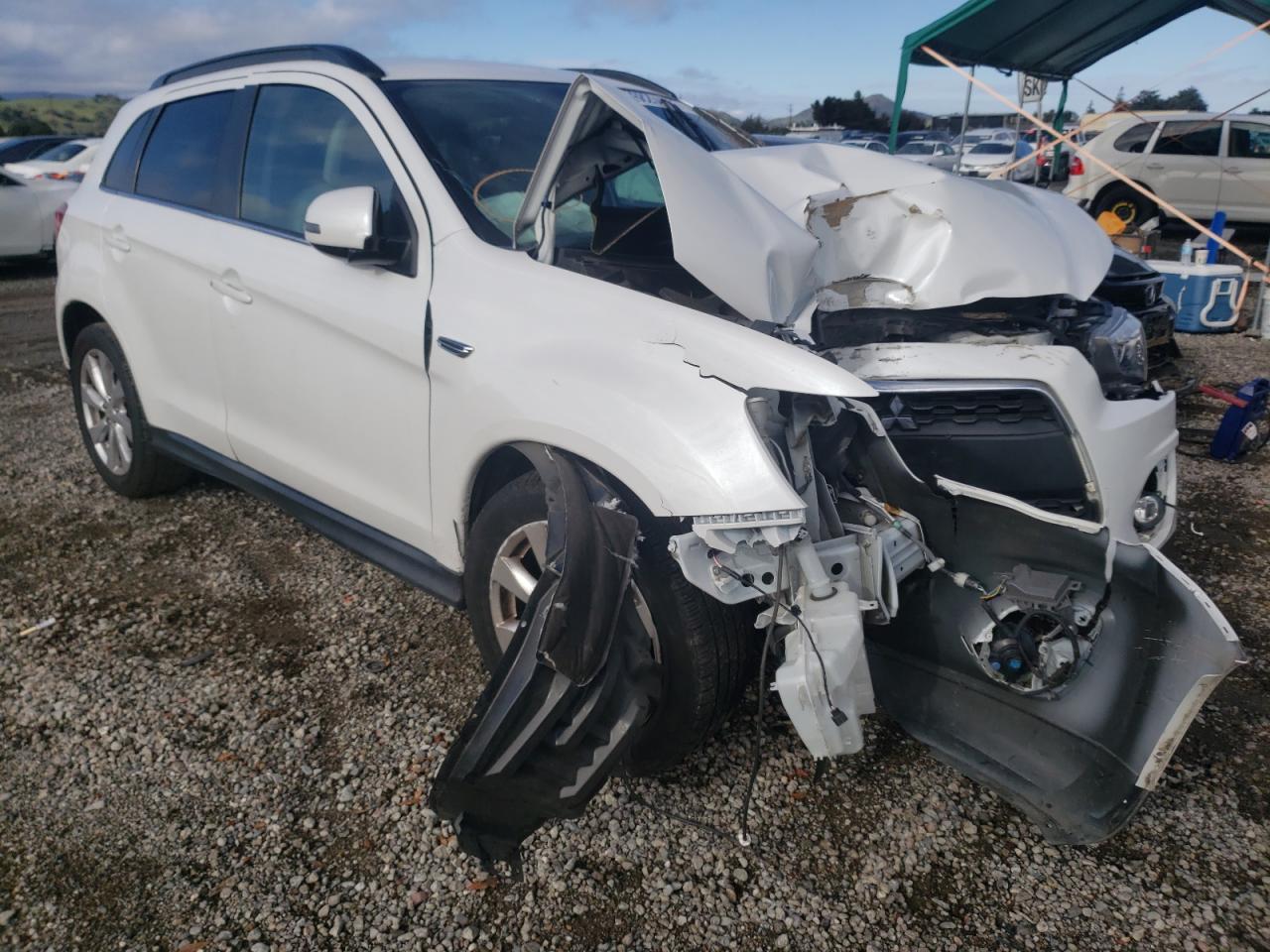MITSUBISHI OUTLANDER 2015 with VIN 4A4AP4AW1FE037704 - Photo from auction