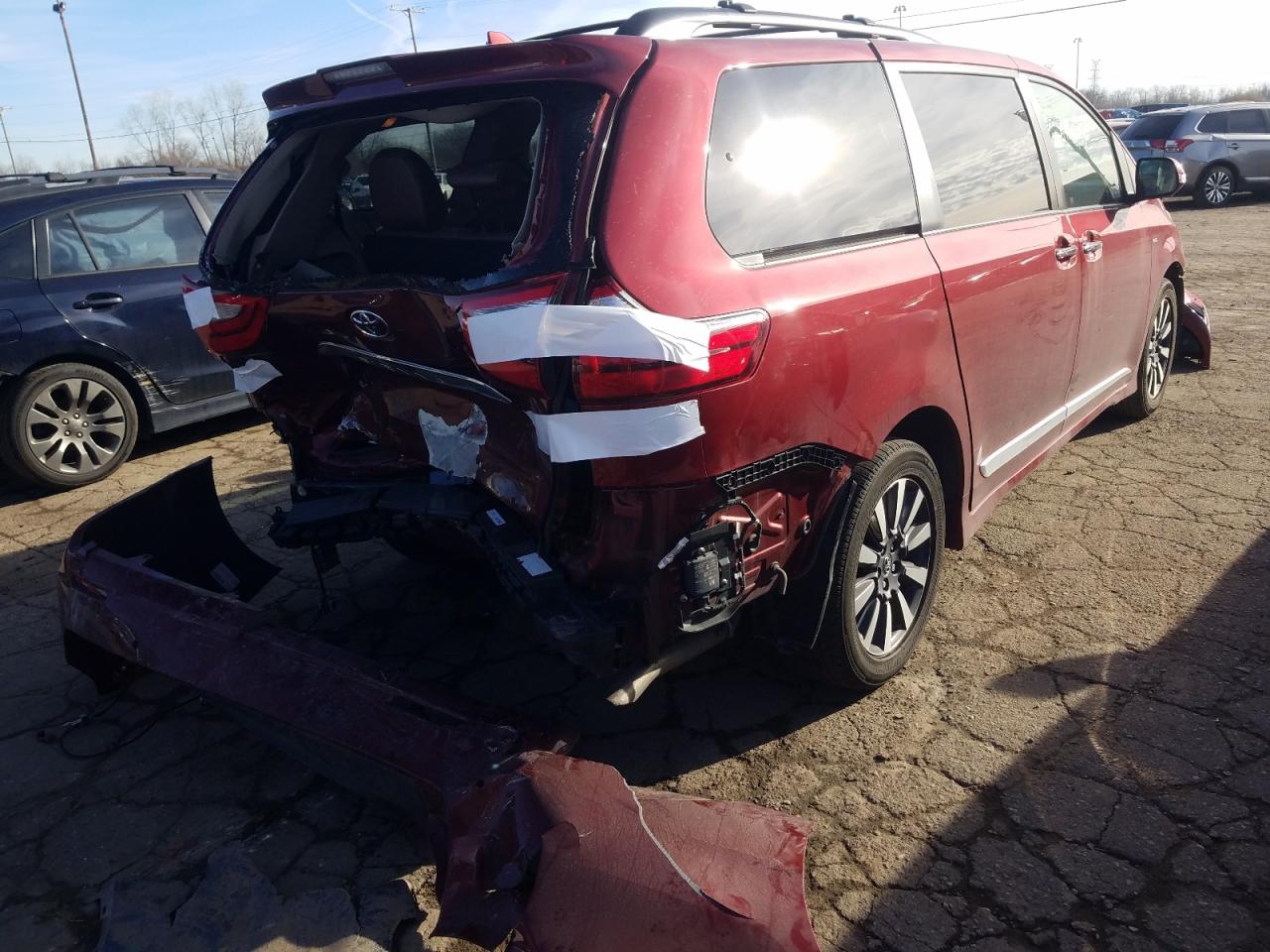 Photo 4 from auction – 2018 TOYOTA SIENNA XLE with VIN 5TDDZ3DC1JS205337
