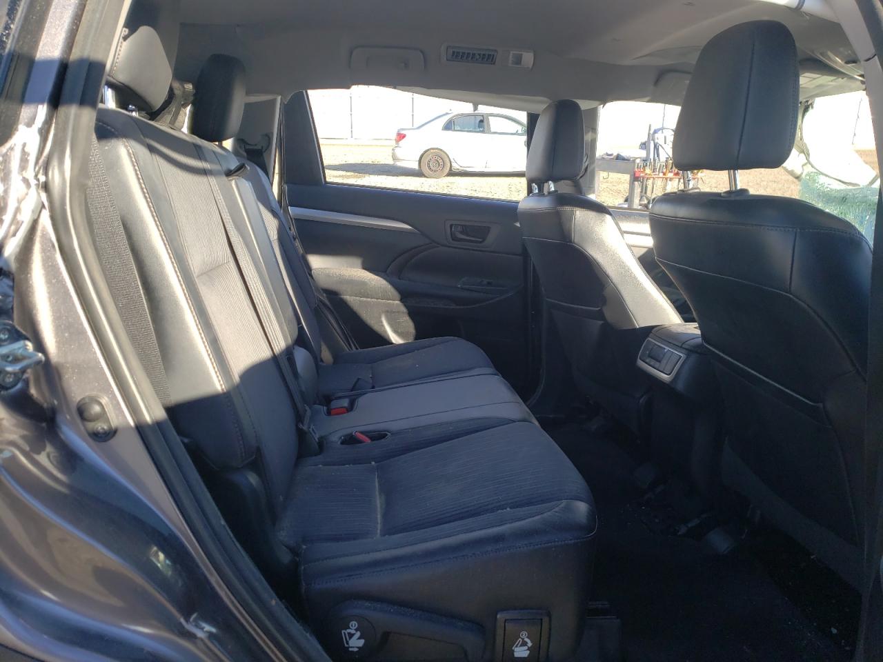Photo 6 from auction – 2015 TOYOTA HIGHLANDER with VIN 5TDZKRFH4FS069976