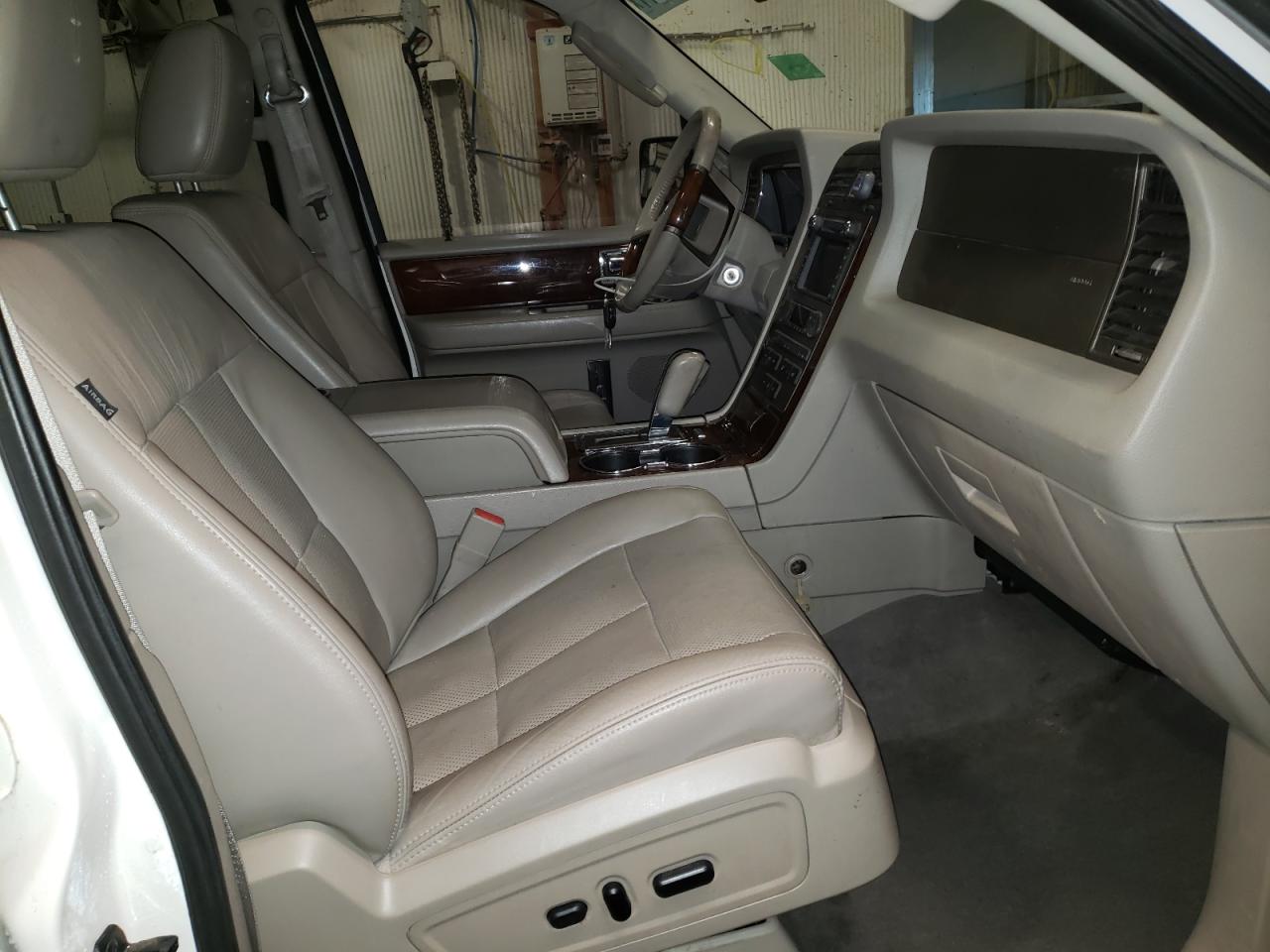 Photo 5 from auction – 2012 LINCOLN NAVIGATOR with VIN 5LMJJ2J54CEL07159