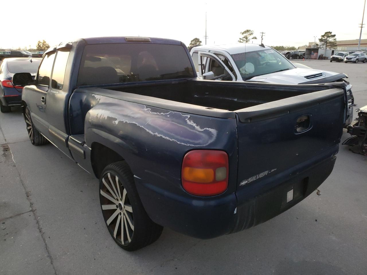 Photo 3 from auction – 1999 CHEVROLET SILVERADO with VIN 2GCEC19T7X1204681