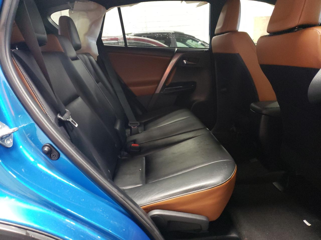 Photo 6 from auction – 2016 TOYOTA RAV4 SE with VIN JTMJFREV4GD188486