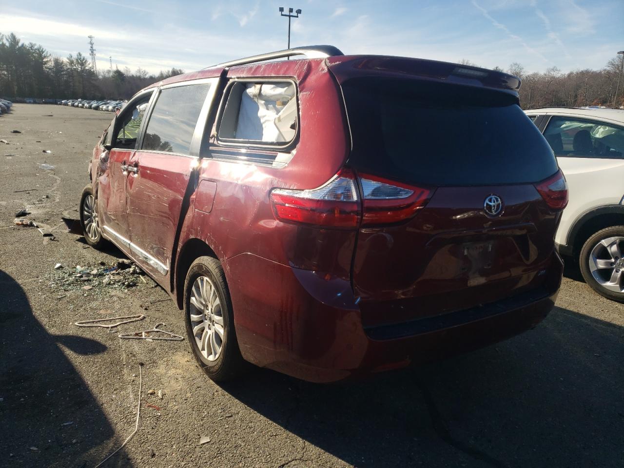 Photo 3 from auction – 2017 TOYOTA SIENNA XLE with VIN 5TDYZ3DC4HS893300