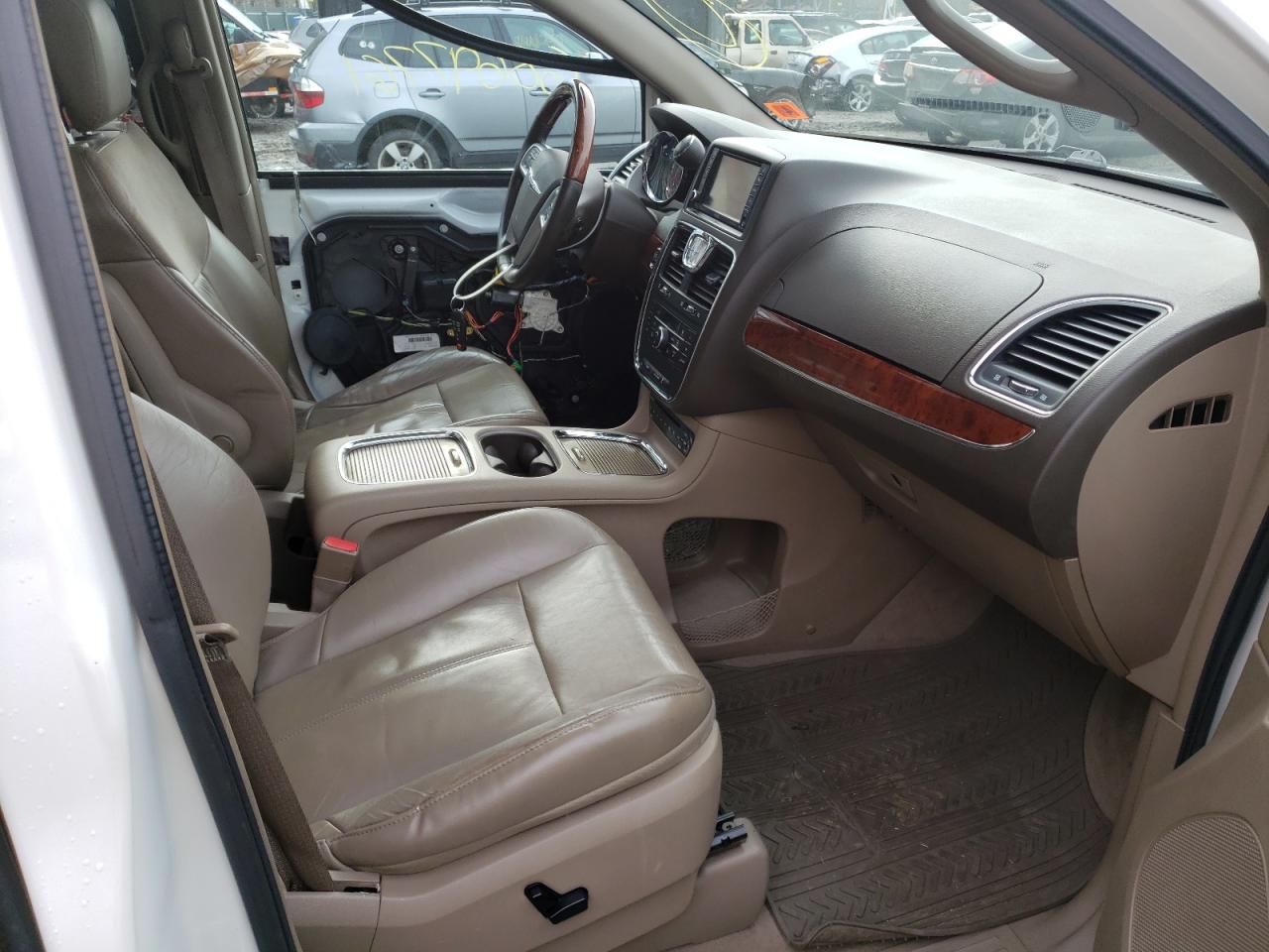 Photo 5 from auction – 2012 CHRYSLER TOWN & COU with VIN 2C4RC1GGXCR196059