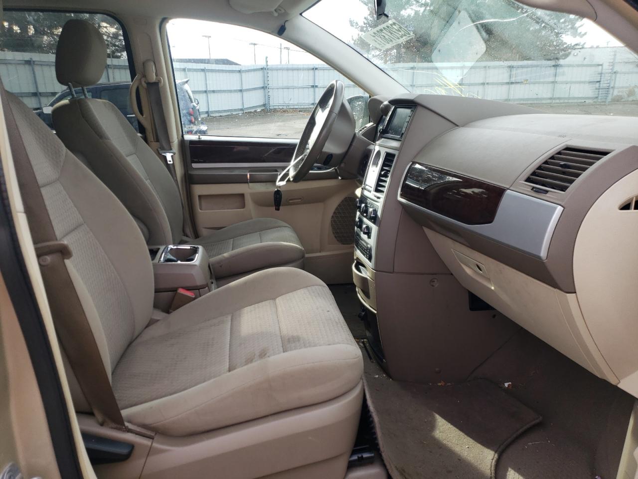 Photo 5 from auction – 2010 CHRYSLER TOWN & COU with VIN 2A4RR5D12AR193783