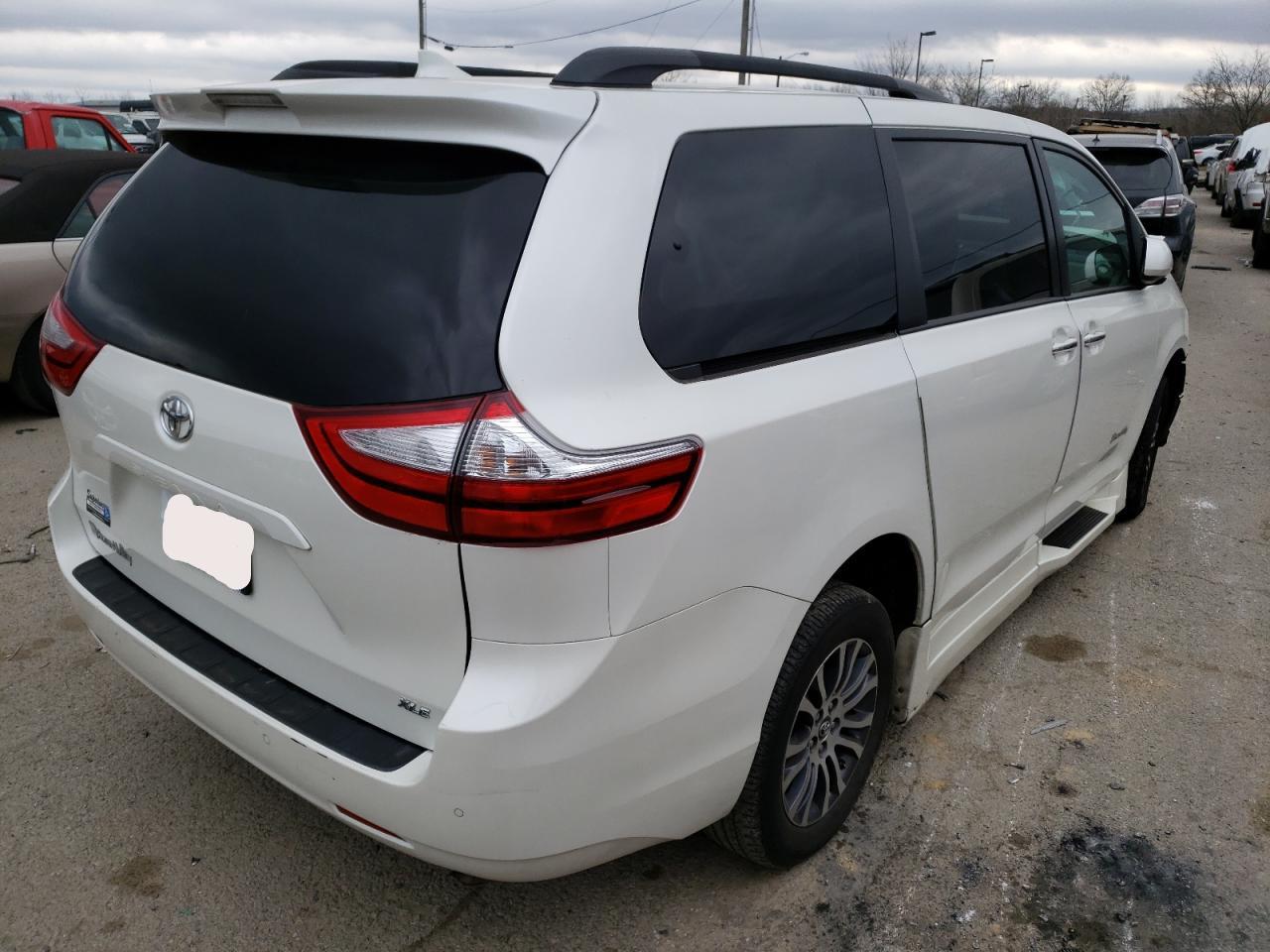 Photo 4 from auction – 2018 TOYOTA SIENNA XLE with VIN 5TDYZ3DC6JS937142