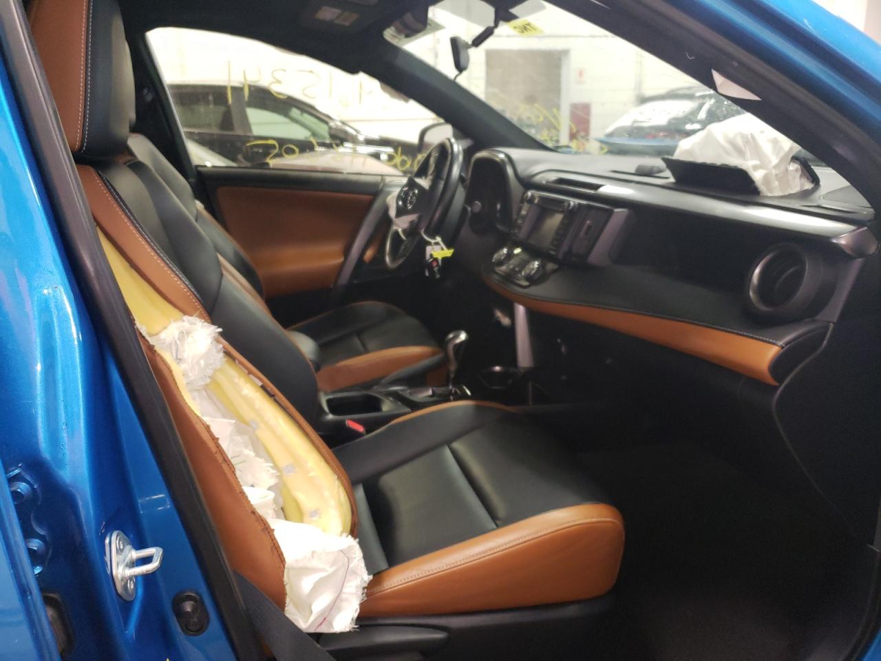 Photo 5 from auction – 2016 TOYOTA RAV4 SE with VIN JTMJFREV4GD188486