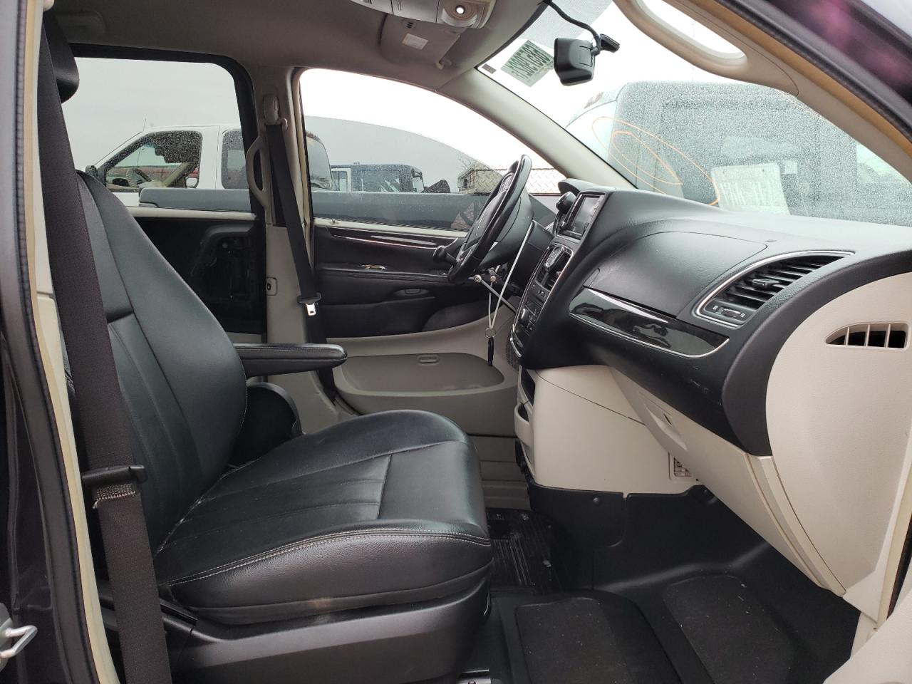 Photo 5 from auction – 2013 CHRYSLER TOWN & COU with VIN 2C4RC1BG3DR714926