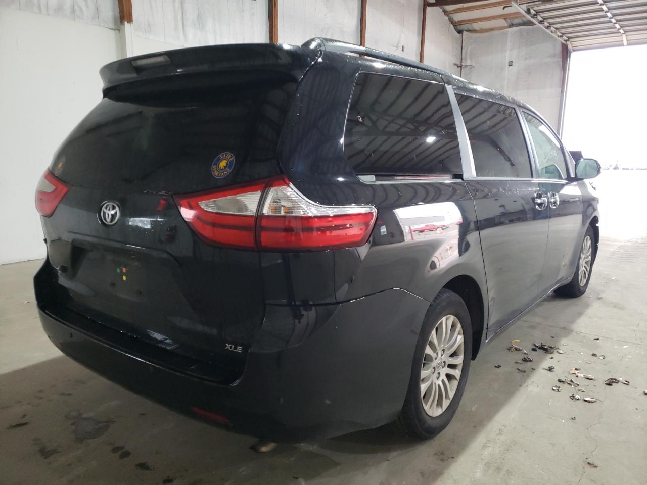 Photo 4 from auction – 2015 TOYOTA SIENNA XLE with VIN 5TDYK3DC2FS530091