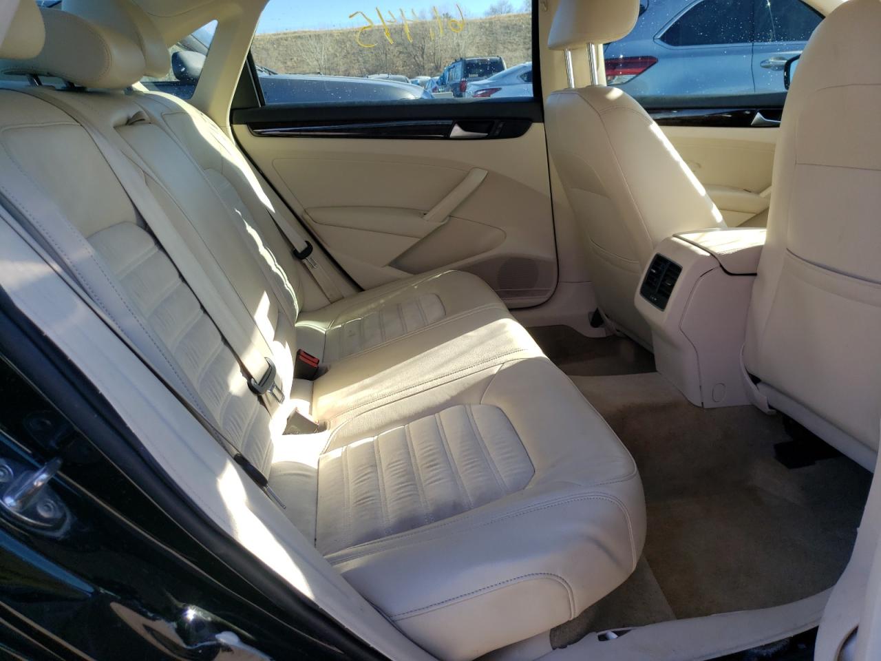 Photo 6 from auction – 2015 VOLKSWAGEN PASSAT SEL with VIN 1VWCV7A30FC085670