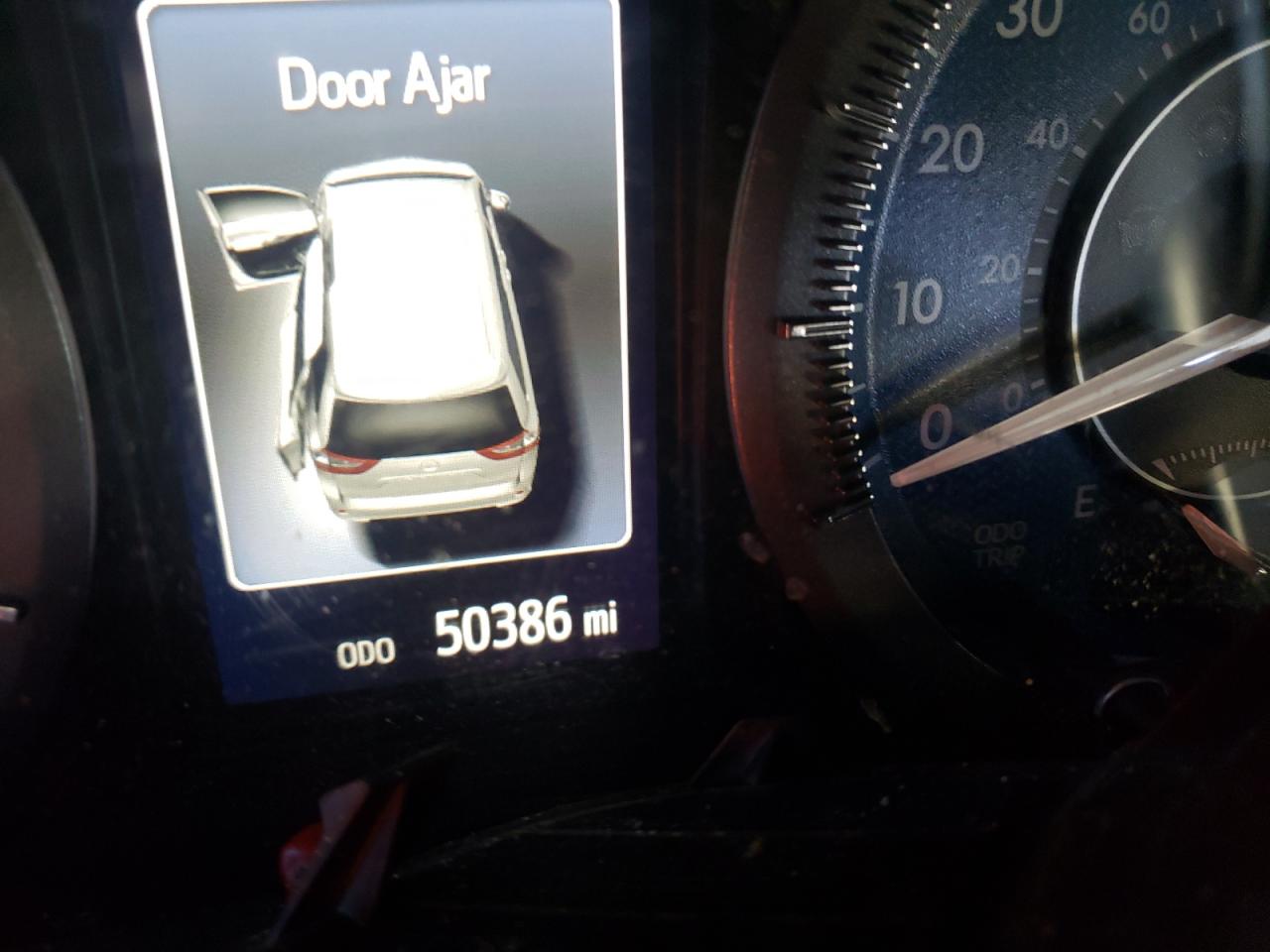 Photo 8 from auction – 2017 TOYOTA SIENNA XLE with VIN 5TDYZ3DC4HS893300