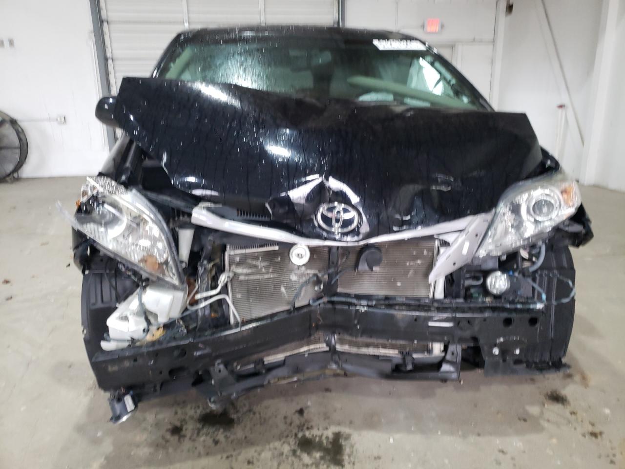 Photo 9 from auction – 2015 TOYOTA SIENNA XLE with VIN 5TDYK3DC2FS530091