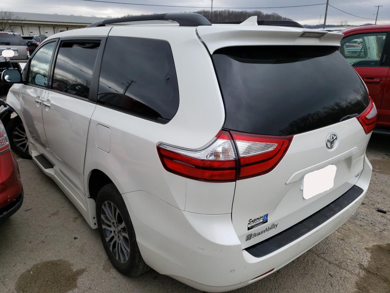 Photo 3 from auction – 2018 TOYOTA SIENNA XLE with VIN 5TDYZ3DC6JS937142