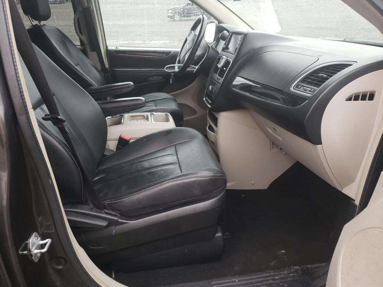 Photo 5 from auction – 2015 CHRYSLER TOWN & COU with VIN 2C4RC1BGXFR715235