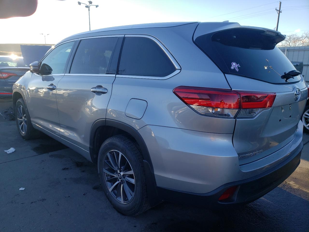 Photo 3 from auction – 2018 TOYOTA HIGHLANDER with VIN 5TDJZRFH0JS842489