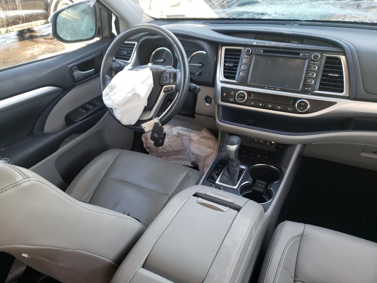 Photo 9 from auction – 2018 TOYOTA HIGHLANDER with VIN 5TDJZRFH0JS842489