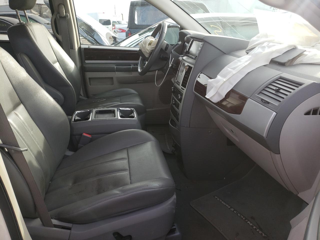 Photo 5 from auction – 2010 CHRYSLER TOWN & COU with VIN 2A4RR5D12AR129002
