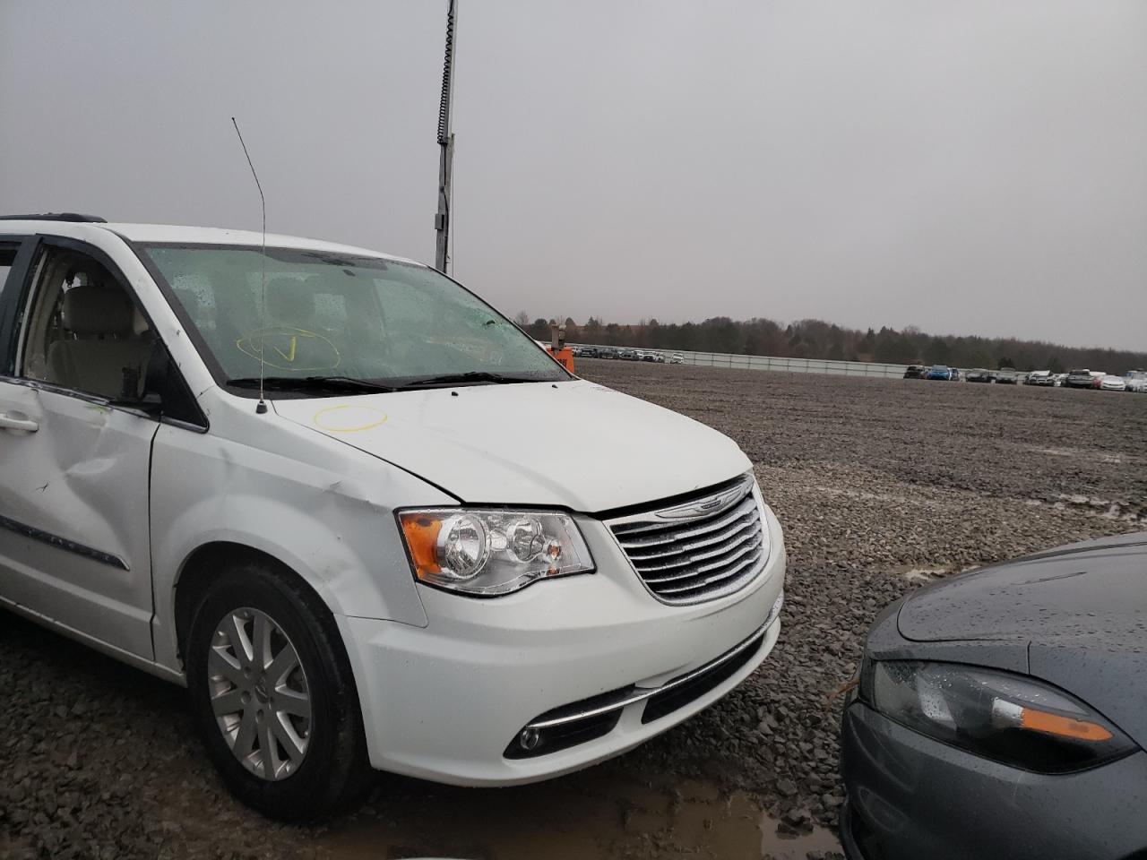 CHRYSLER TOWN & COU 2015 with VIN 2C4RC1BG7FR706945 - Photo from auction