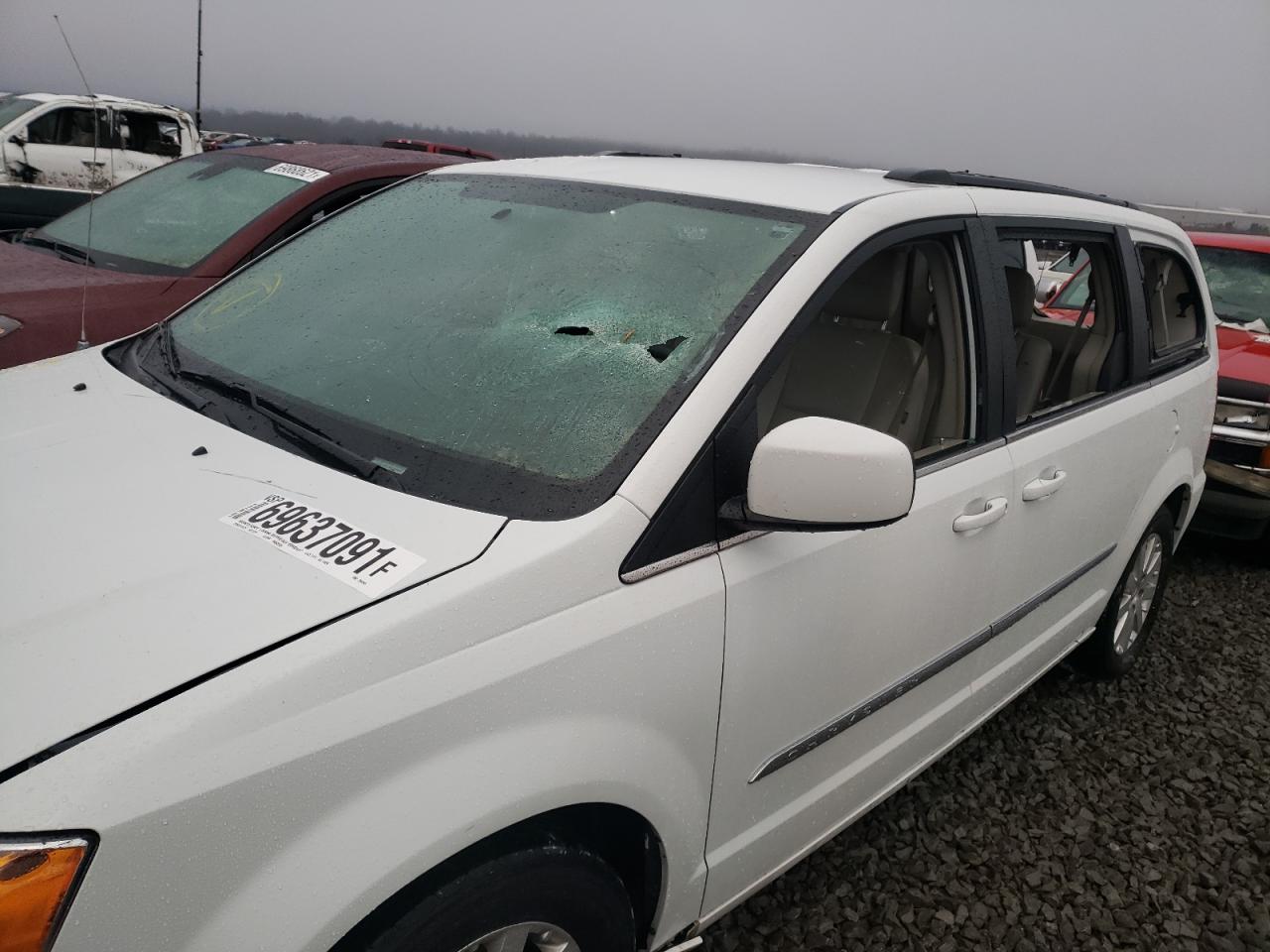 Photo 9 from auction – 2015 CHRYSLER TOWN & COU with VIN 2C4RC1BG7FR706945