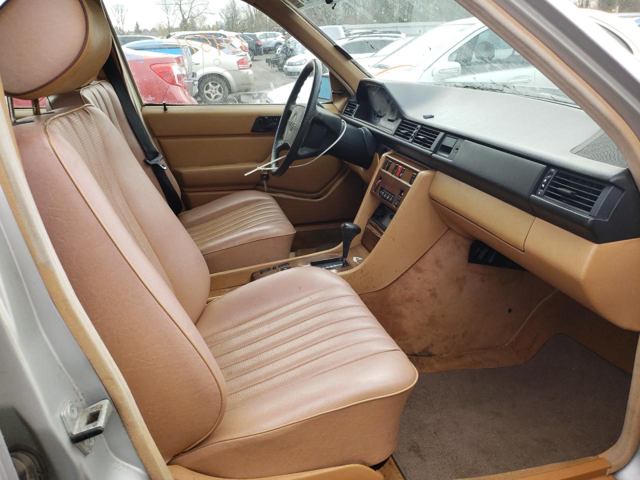 Photo 5 from auction – 1990 MERCEDES-BENZ 300 E with VIN WDBEA30D6LB121663