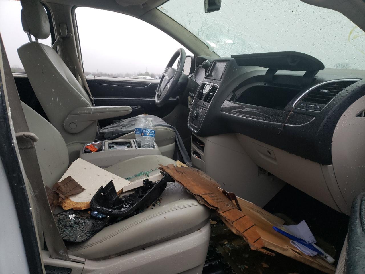 Photo 5 from auction – 2015 CHRYSLER TOWN & COU with VIN 2C4RC1BG7FR706945