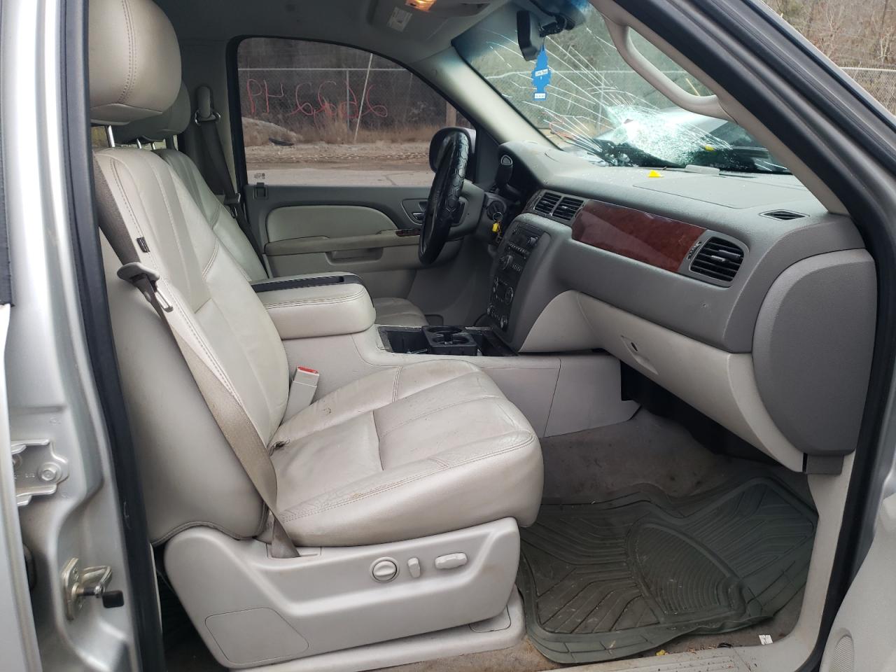 Photo 5 from auction – 2011 GMC YUKON SLT with VIN 1GKS1CE07BR111700