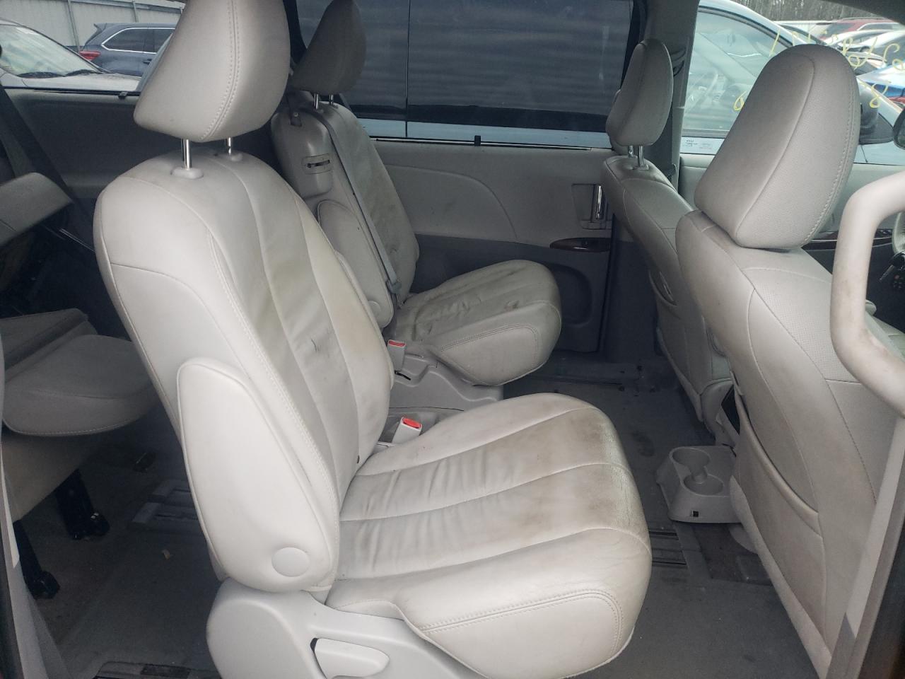 Photo 6 from auction – 2013 TOYOTA SIENNA XLE with VIN 5TDYK3DC2DS367360