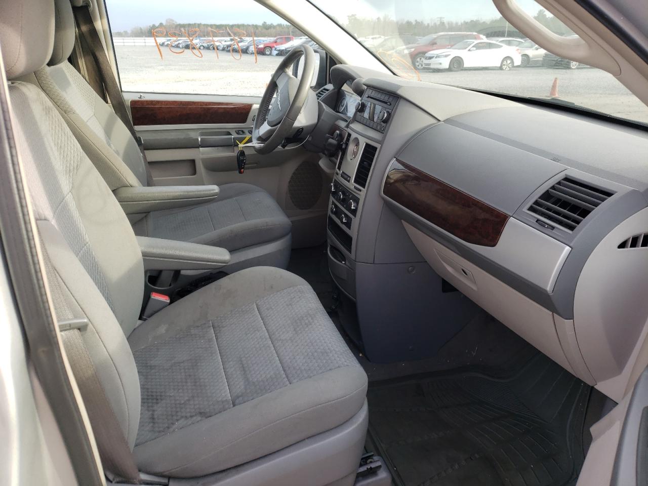 Photo 5 from auction – 2010 CHRYSLER TOWN & COU with VIN 2A4RR5D1XAR413235