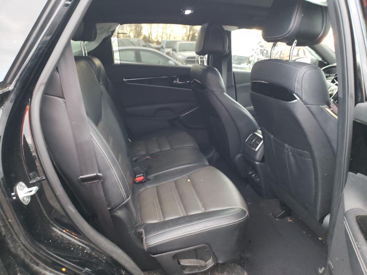 Photo 6 from auction – 2016 KIA SORENTO SX with VIN 5XYPKDA53GG148996