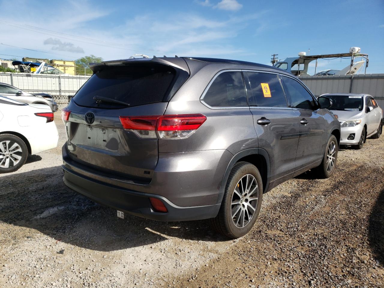 Photo 4 from auction – 2018 TOYOTA HIGHLANDER with VIN 5TDKZRFH5JS548882